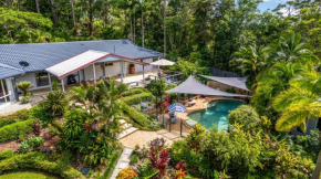 Petal and Palm - Coastal home surrounded by nature